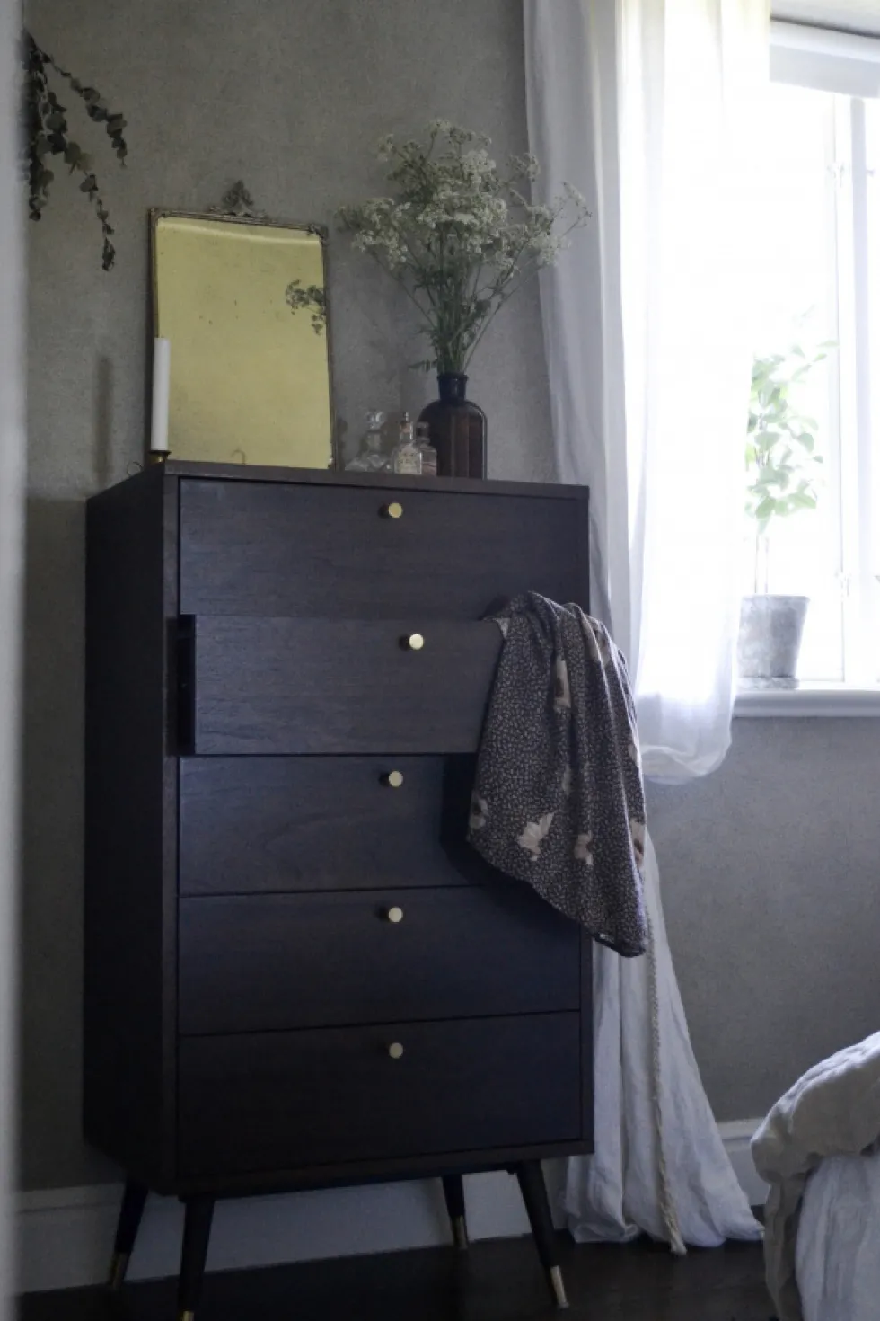 Byrå 'Prime' 5 lådor - Valnöt/Mässing